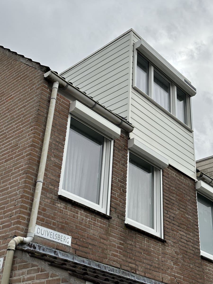 Dezelfde dakkapel na het verwijderen van het mos, weer schoon