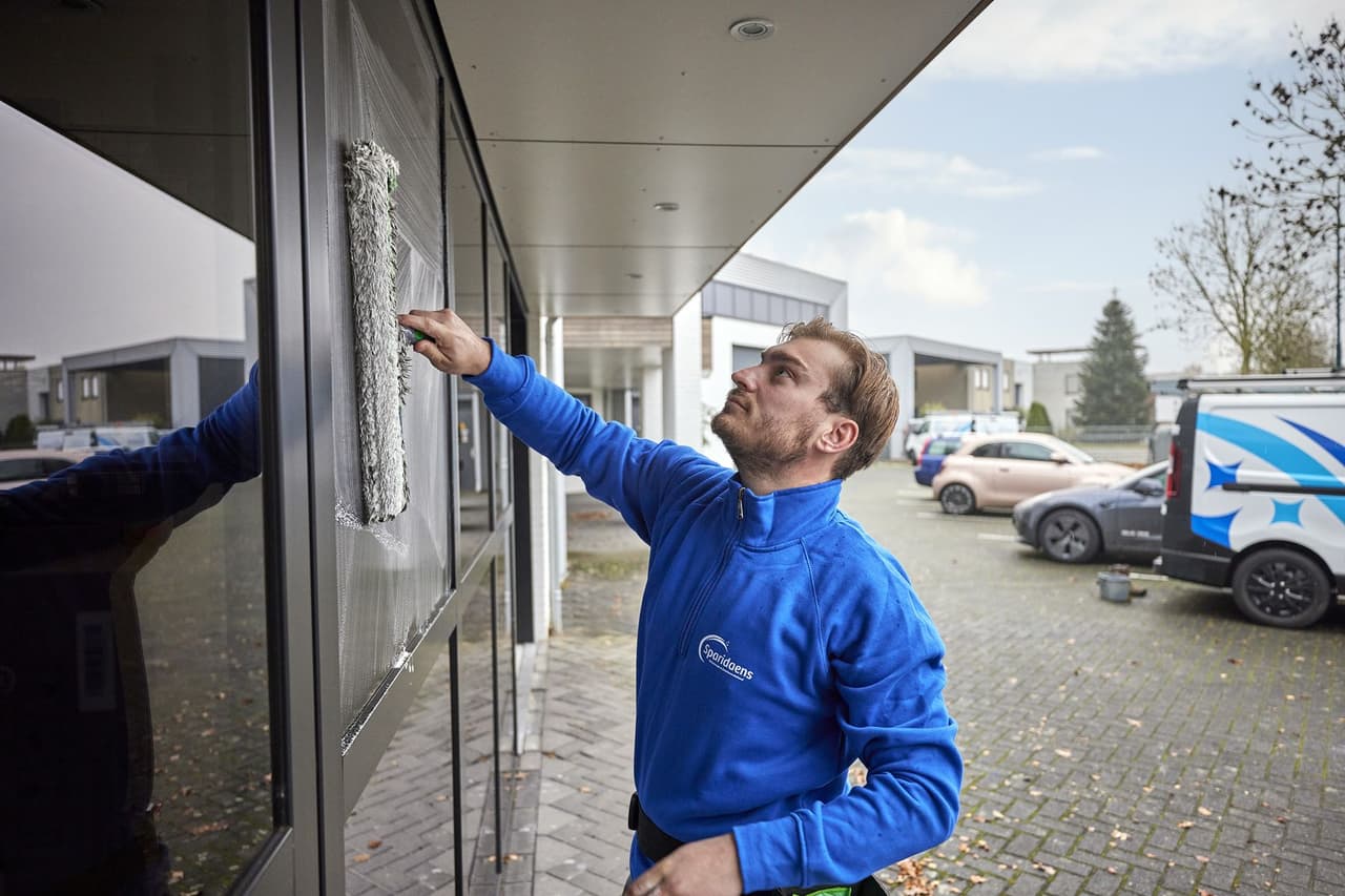Glazenwasser van Sparidaens aan het werk bij een pand in Hapert