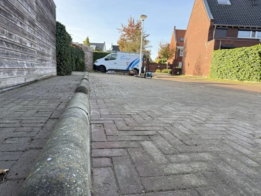 Dezelfde bestrating na onkruidverwijdering met de borstelmachine