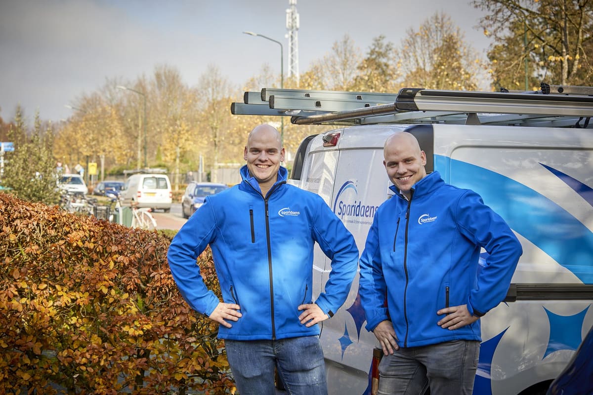Rik en Twan Sparidaens, de tweelingbroers die Sparidaens hebben opgericht, bij het bedrijfsbusje