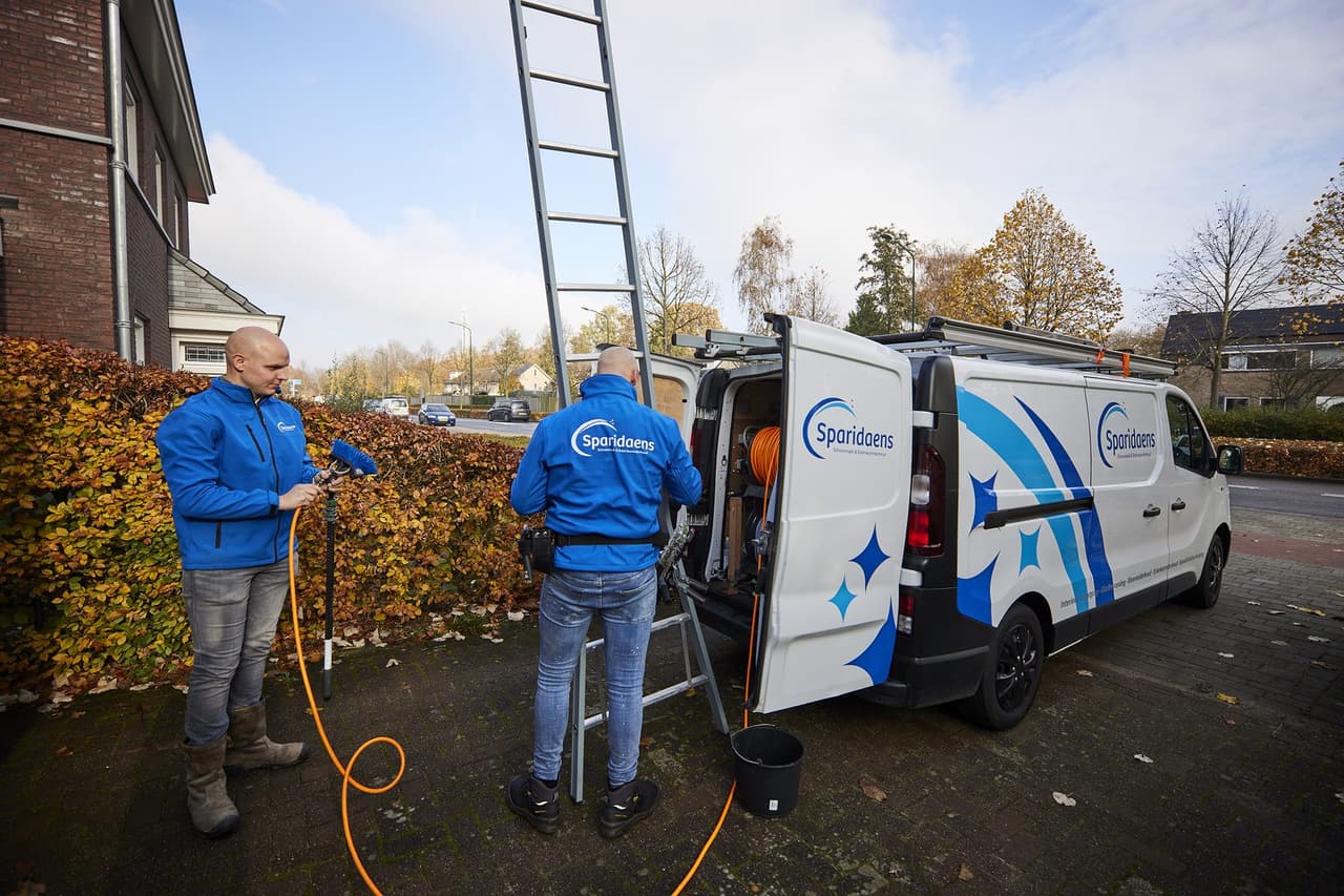 Medewerkers van Sparidaens bij de bedrijfsbus, klaar voor een werkdag