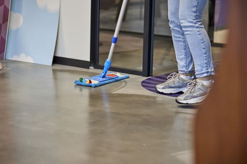 Sparidaens aan het werk bij het onderhoud van een gietvloer