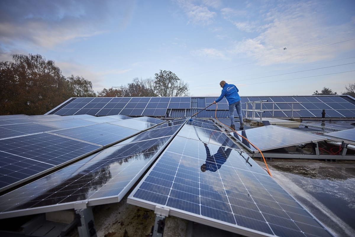 Medewerker van Sparidaens die zonnepanelen reinigt met osmosewater