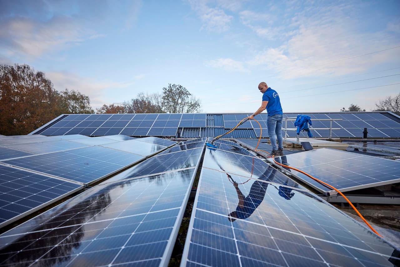 Dak vol zonnepanelen dat door Sparidaens wordt gereinigd